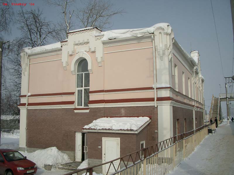 Здание вокзала на ж/д станции. Узуново.